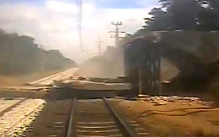 Pociąg uderzył w zawalony wiadukt. Maszynista w porę ostrzegł pasażerów. Zobacz FILM
